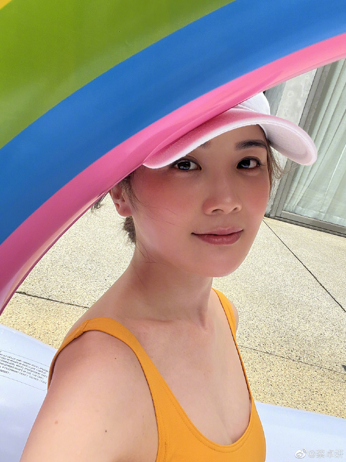 蔡卓妍罕見(jiàn)曬泳照