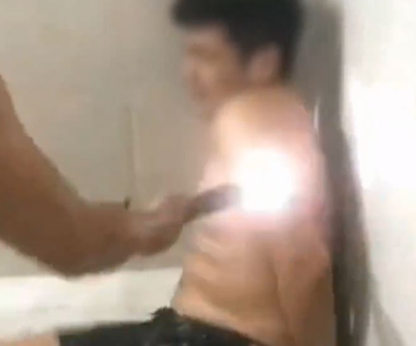 有人被電擊。 （央視新聞微博截圖）