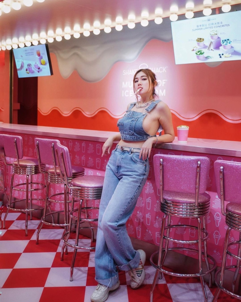 白云兒童節(jié)性感照。