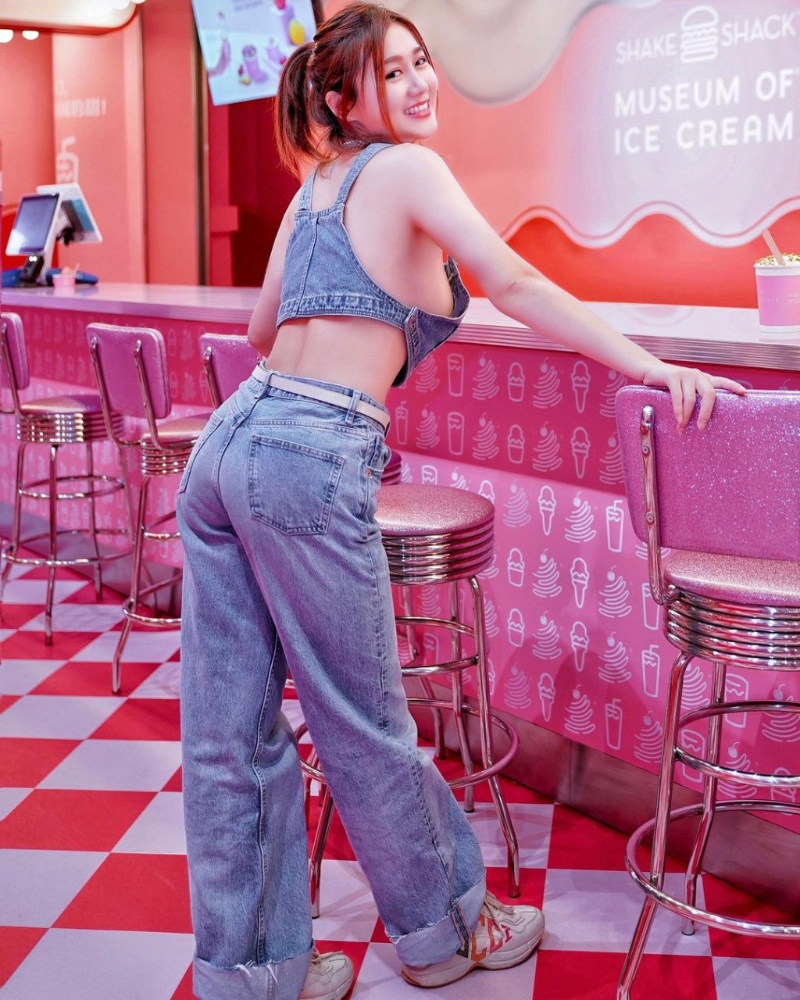 上身真空上陣單穿牛仔背心，側(cè)身照可見只輕輕遮掩重要部位，估計(jì)白云只要微微郁動(dòng)即會(huì)走光！