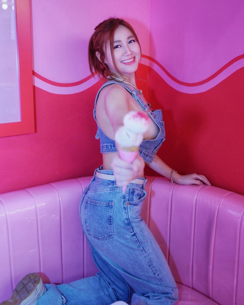 網(wǎng)民看到白云的性感照片反應(yīng)兩極，有人大贊白云身材好，亦有網(wǎng)民批評(píng)她于國(guó)際兒童節(jié)分享如此裸露的照片不妥。