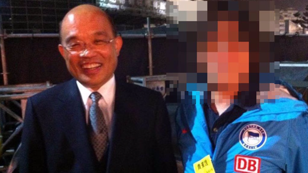 國民黨臺北市議員徐巧芯提供多張導(dǎo)演“輝哥”與民進黨高層的合照 國民黨臺北市議員徐巧芯提供多張導(dǎo)演“輝哥”與民進黨高層的合照