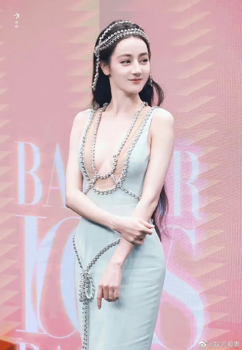 迪麗熱巴被罵走紅毯扭扭捏捏、不夠大方