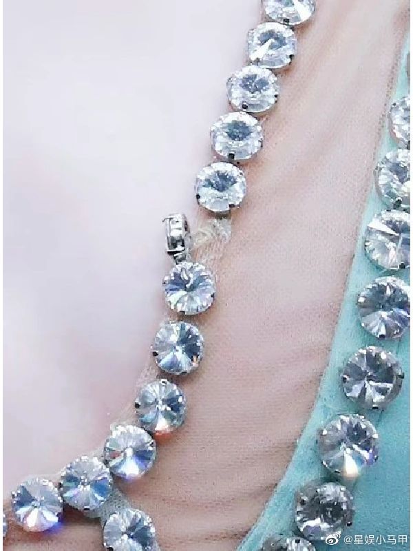 迪麗熱巴禮服上的鉆珠脫落。