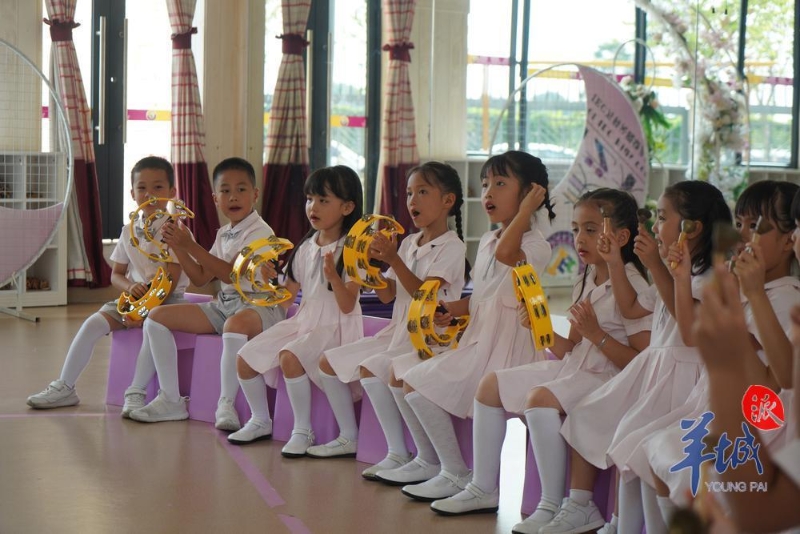 孩子們正努力練習(xí)歌曲。