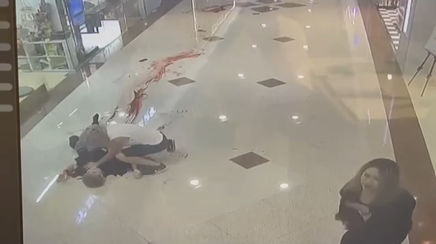 疑兇不斷狂刺短發(fā)女，長(zhǎng)發(fā)女驚慌失措。