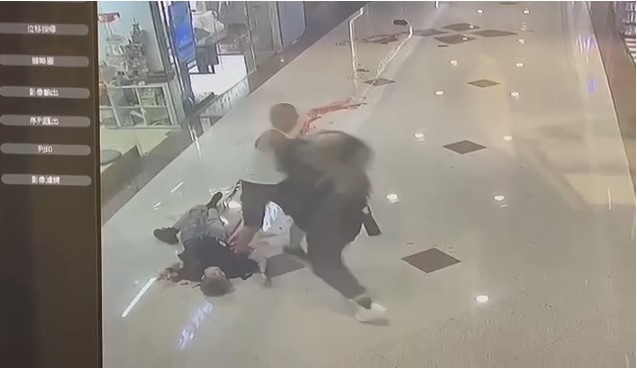 長(zhǎng)發(fā)女反被疑兇掌摑。