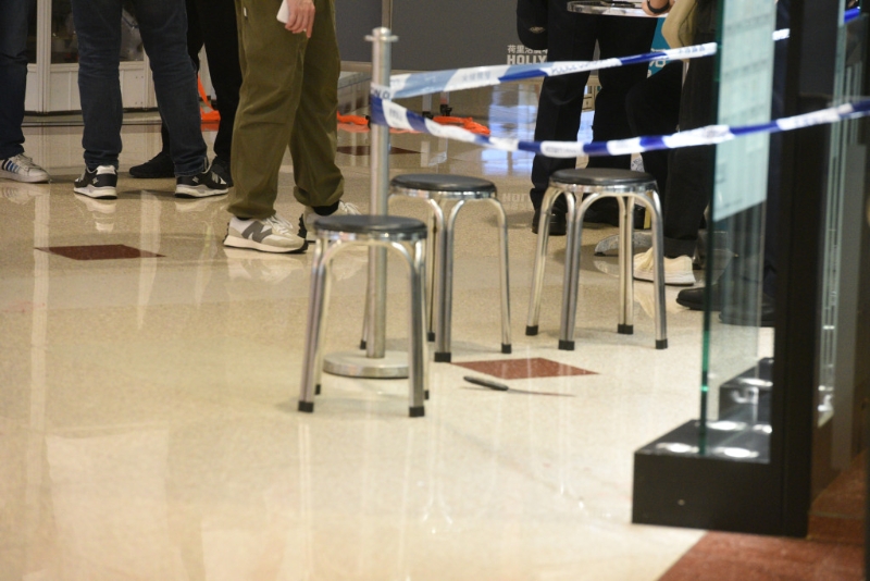 現(xiàn)場(chǎng)檢獲兇刀呈彎曲狀態(tài)。