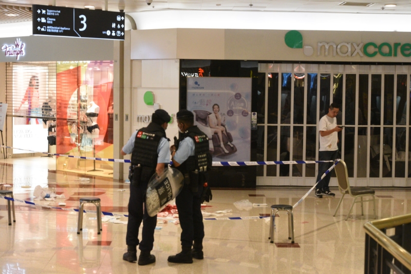 警方圍封現(xiàn)場(chǎng)搜證。