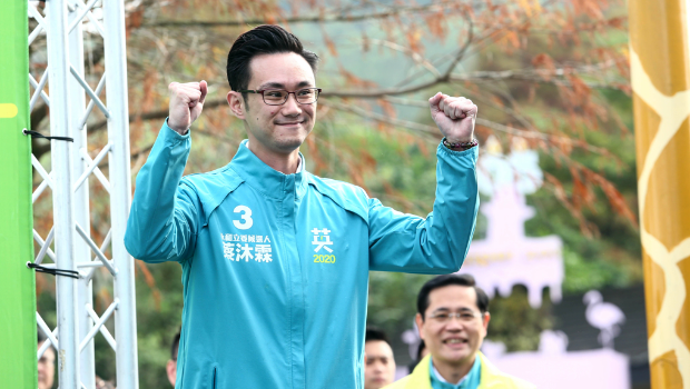 民進(jìn)黨前“青年部”主任蔡沐霖遭指控壓下性騷案，還霸凌被害人，態(tài)度從原先感到抱歉，到晚間趨于強(qiáng)硬，揚(yáng)言提告。