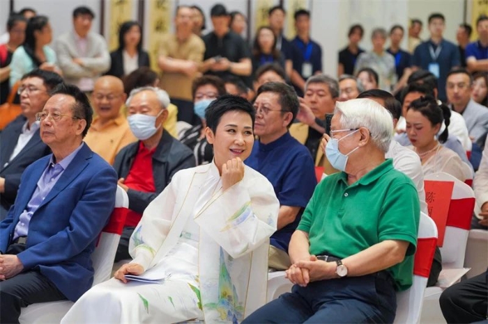 李小琳和嘉賓交流。