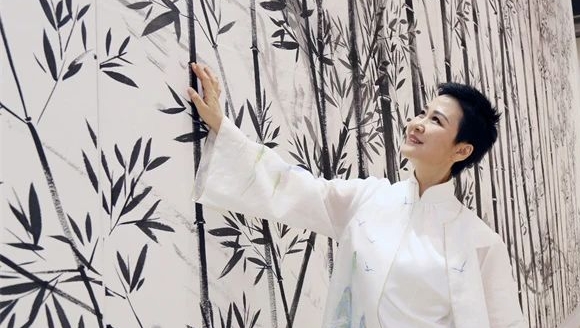 李小琳介紹其畫作&ldquo;九天君竹&rdquo;。