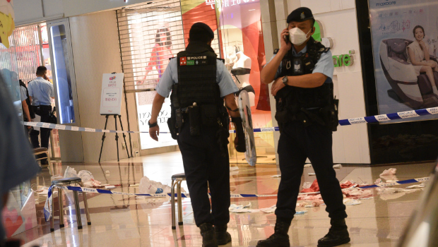 警方圍封現(xiàn)場調(diào)查，路上遺大量染血紙巾及血跡