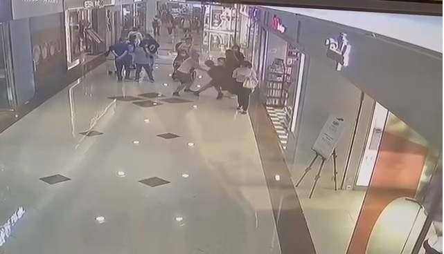 短發(fā)女中刀后應(yīng)聲倒下