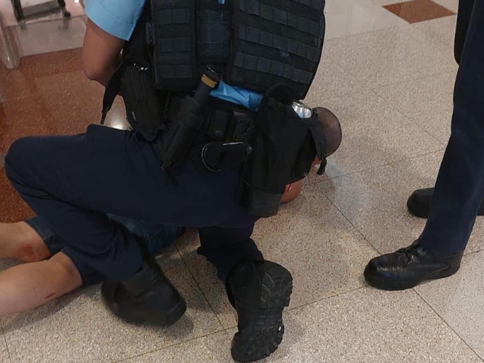 疑犯被制服按在地上