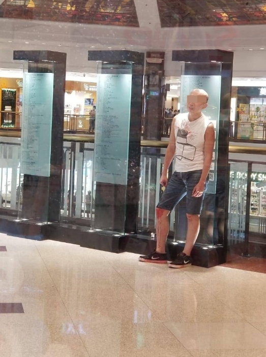 疑兇背后一塊指示牌