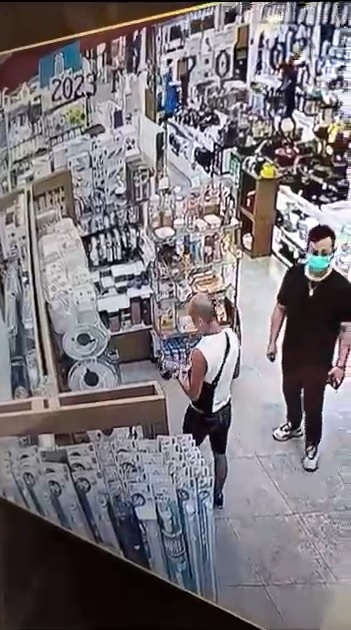 疑兇在商場二樓一間家品店購買利刀