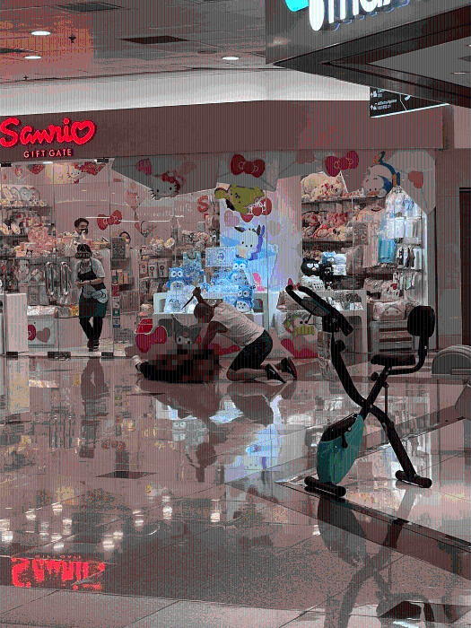 男子將女子按在地上，之后持利刀狂捅