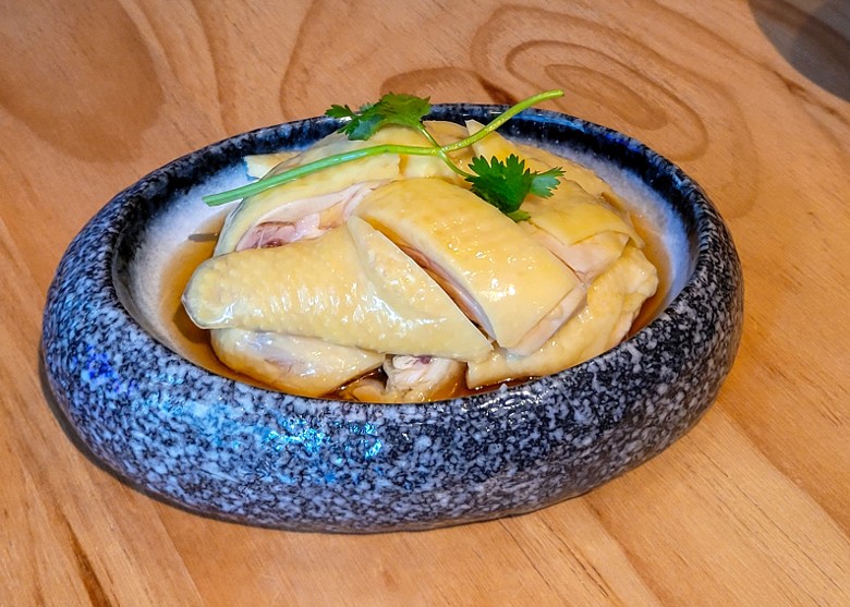 香港是生于馬月，甲木生于午月，需要&ldquo;辛酉&rdquo;之金來(lái)救，&ldquo;辛酉&rdquo;就是雞。