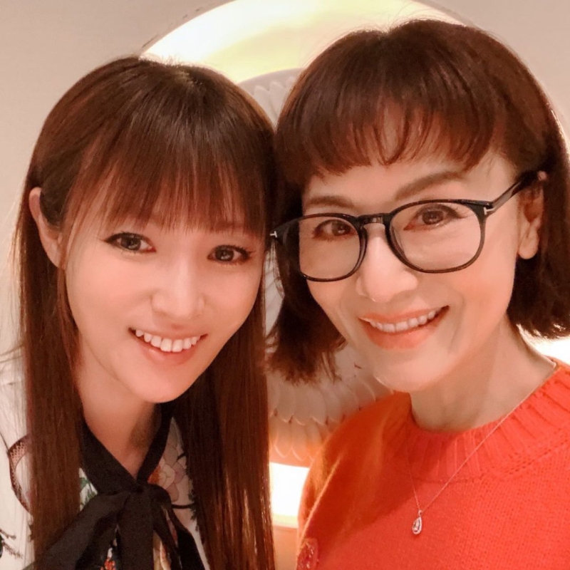 深田恭子和女星大地真央（右）合照，可見其臉型瘦到凹陷