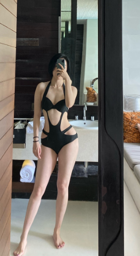 身材高挑的董女身形如模特兒。