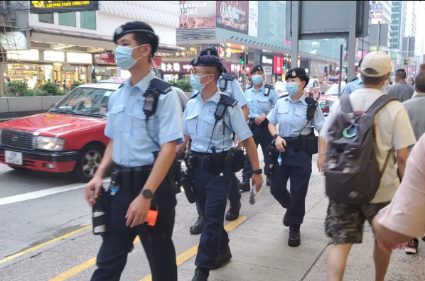 鄧炳強指將會調(diào)派更多人手在前線，尤其在人多地方，加強輔警出勤及沖鋒隊巡邏。 資料圖片