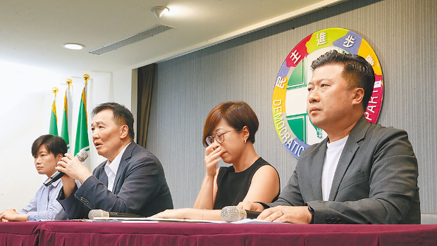 圖左起為副秘書長楊懿珊、秘書長許立明、&ldquo;性平部&rdquo;主任李晏榕及發(fā)言人張志豪