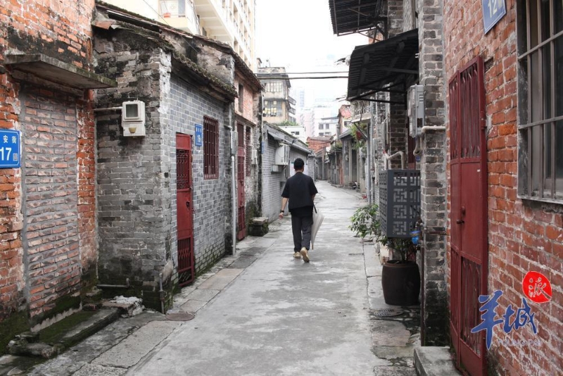 KIM經(jīng)常帶著顧客導(dǎo)賞鶯崗社區(qū)。