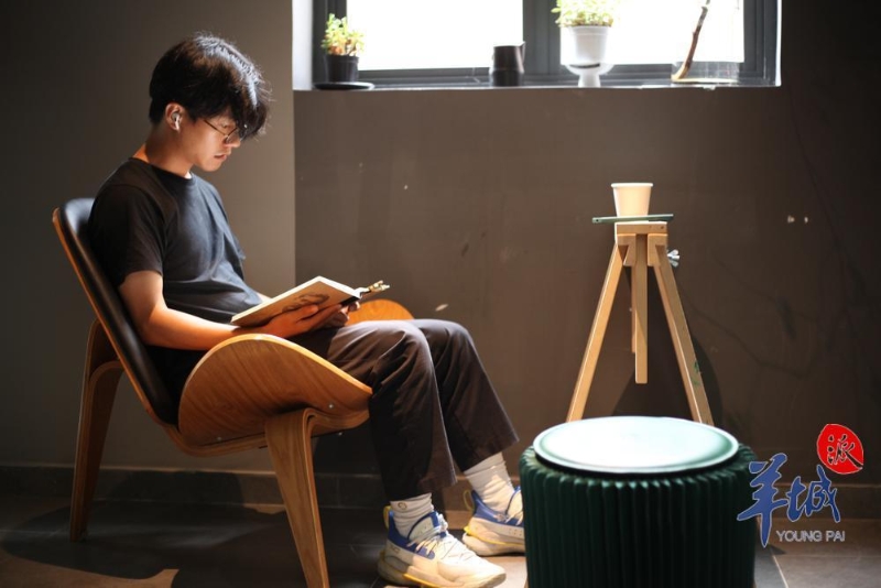 館內(nèi)專門設(shè)置一間較為封閉、安靜的房間，供游客讀書、放松。