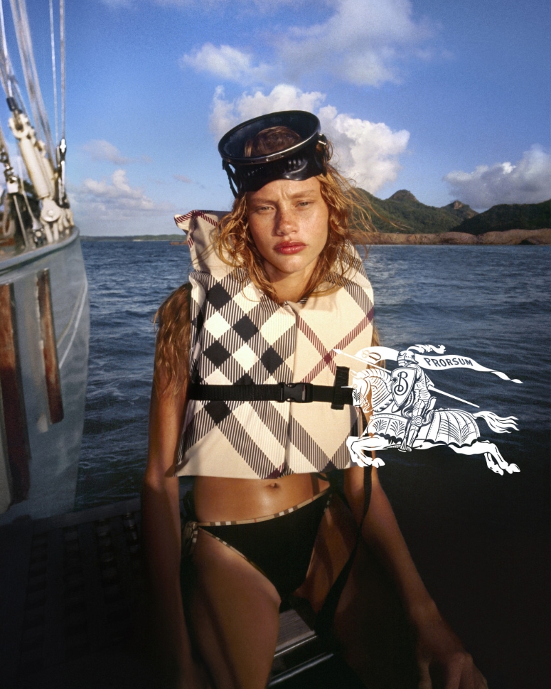 模特兒穿上的招牌格紋救生衣