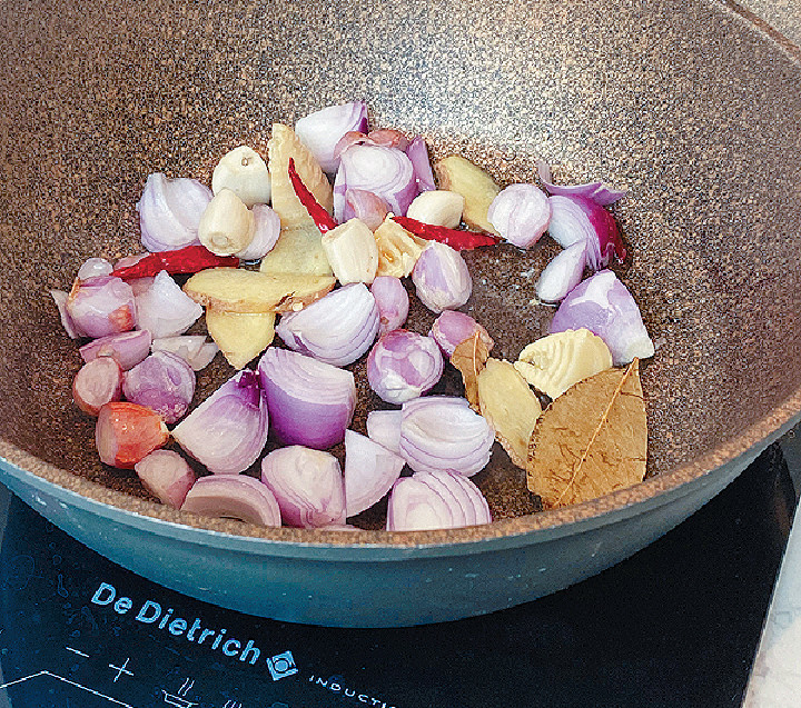 食油爆香干蔥、蒜頭