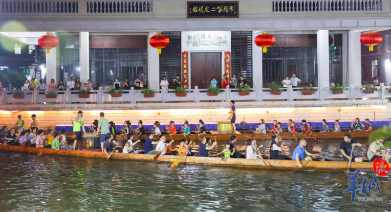 在疊滘河道上，兩支龍舟隊相遇