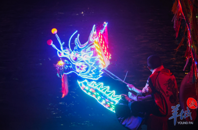 彩燈裝飾的龍頭