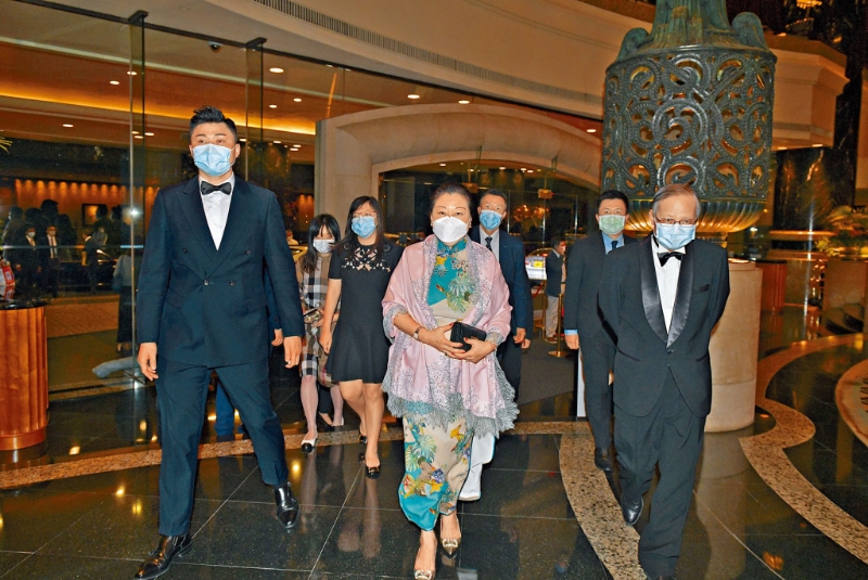 星島集團(tuán)副主席郭曉亭（左二）與聯(lián)席行政總裁蔡晉（左一）陪同律政司司長(zhǎng)鄭若驊（中）入場(chǎng)。