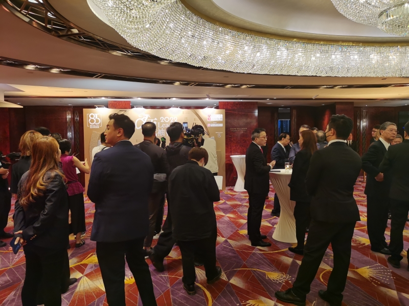 雞尾酒會進行中。