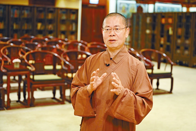 淨(jìng)因大和尚表示，寶蓮禪寺所在的昂坪是個(gè)蓮花地，左邊是鳳凰山，右邊是彌勒山，前面是本魚山，四邊的山相當(dāng)於蓮瓣，中間的平臺相當(dāng)於蓮蓬，所以取名寶蓮。