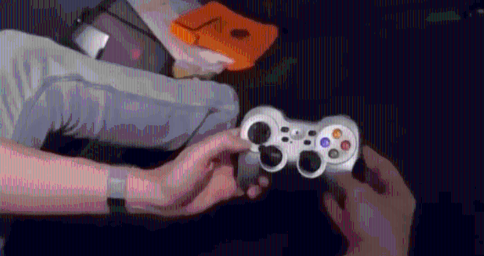 網(wǎng)傳圖片指“泰坦號(hào)”的操作只靠一個(gè)二百多元的游戲控制器。