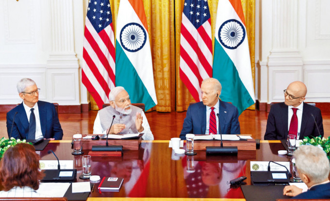 莫迪(左二)與拜登周五在白宮會晤蘋果行政總裁庫克、微軟行政總裁納德拉等企業(yè)高層。