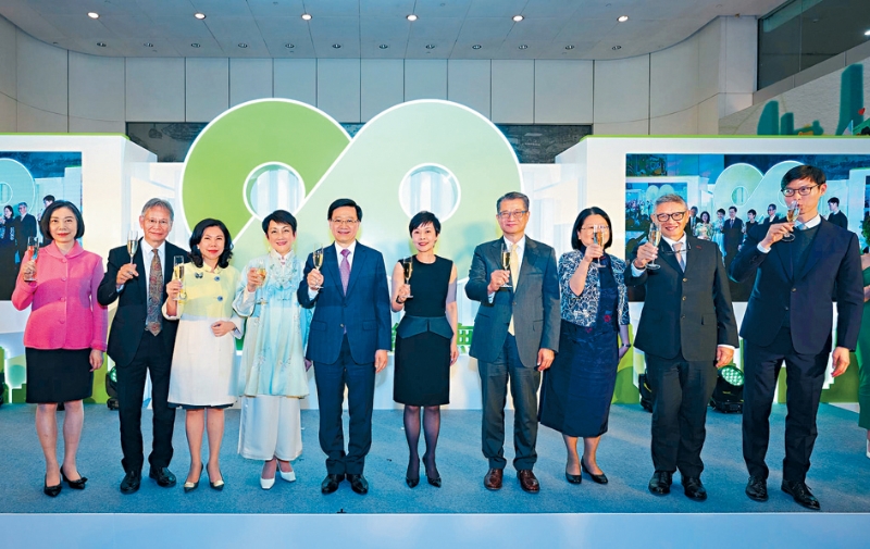 恒生銀行成立90周年的大日子，邀請(qǐng)?zhí)厥桌罴页?、?cái)政司司長(zhǎng)陳茂波等主持慶祝典禮