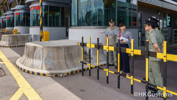 何珮珊視察港珠澳大橋香港口岸“港車北上”準(zhǔn)備工作。