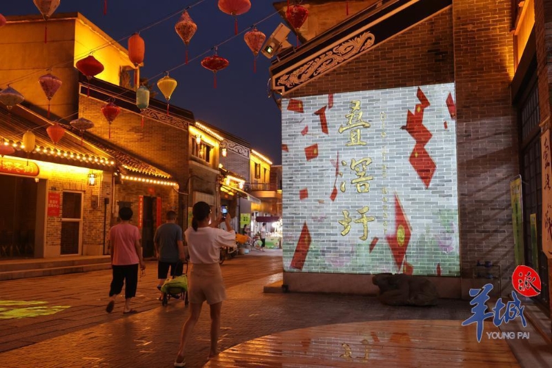 夜晚絢麗的燈吸引不少居民停駐。