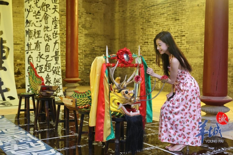 正在打卡拍照的游客。