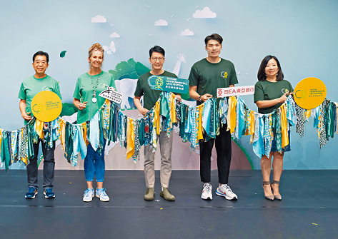 去年“東亞綠色藝術(shù)節(jié)”吸引過(guò)千人參加，東亞銀行聯(lián)席行政總裁李民斌先生（中）出席開幕禮。