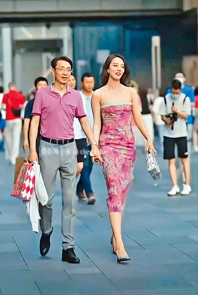 胡繼勇牽手的女子疑似董姓女下屬