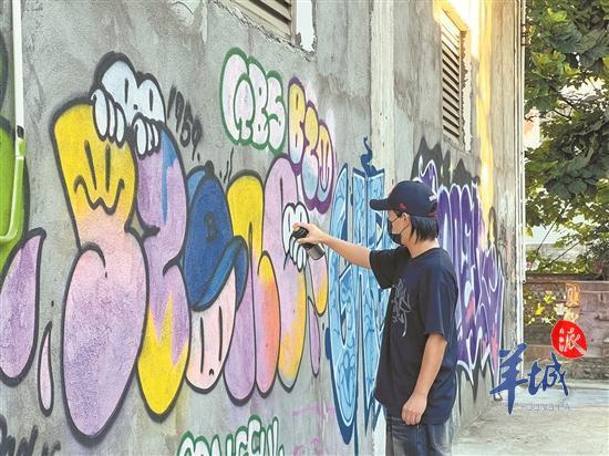 阿奔正在涂鴉。