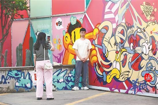 游客打卡涂鴉墻。