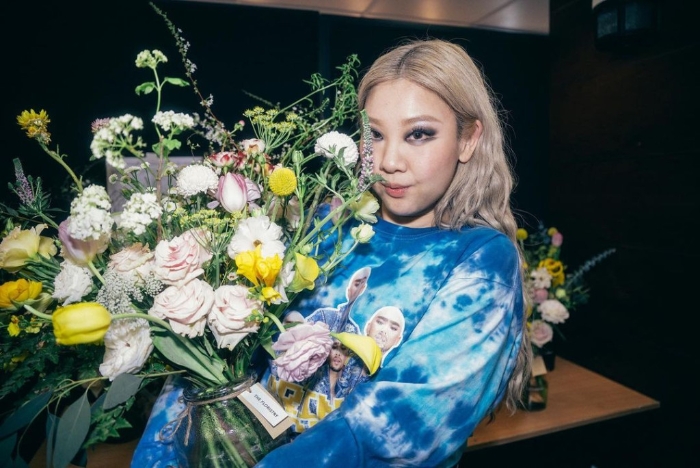 鄭欣宜早前以身體抱恙為由缺席兩個(gè)樂壇頒獎(jiǎng)禮，未有親身去領(lǐng)獎(jiǎng)。