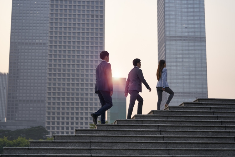 今年首季薪酬最高的行業(yè)是基金／證券／期貨／投資行業(yè)，平均月薪達(dá)12,740元。