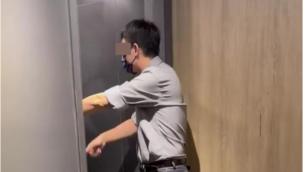 經(jīng)理勸喻女子離開