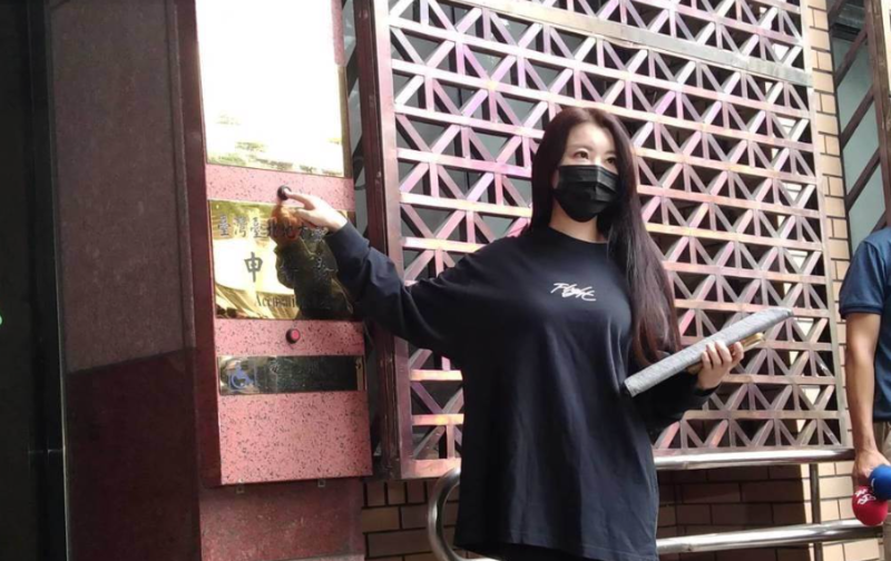 小紅老師日前到北檢提告NONO 小紅老師日前到北檢提告NONO